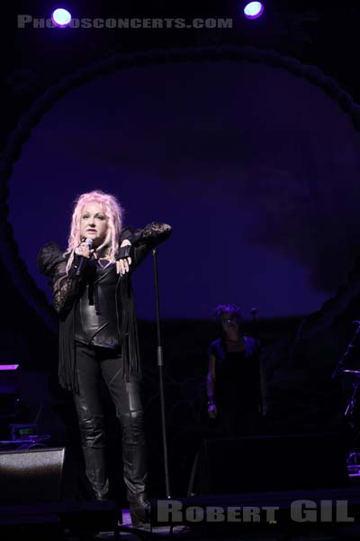 CINDY LAUPER - 2016-07-11 - PARIS - Grand Rex - 